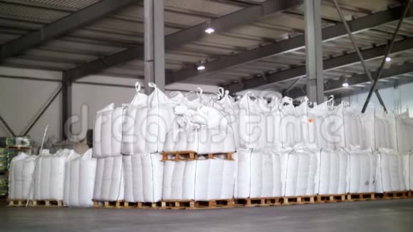 大的满袋的谷物产品库存袋子成排堆放工业仓库视频的预览图