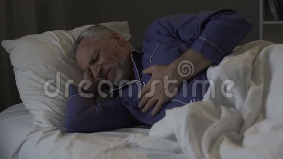 患有心脏病的老人在睡觉时胸痛视频的预览图