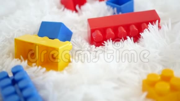 五颜六色的积木孩子们玩具躺在白色的背景上视频的预览图