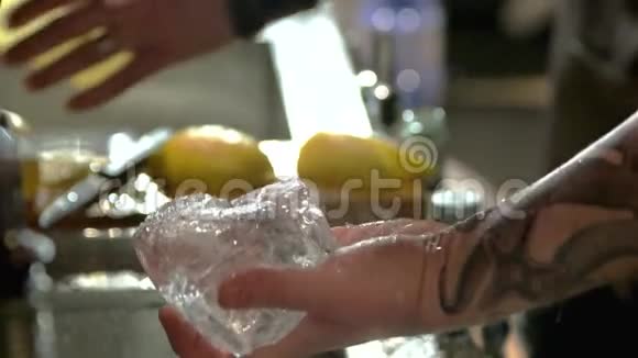 酒吧服务员用锋利的工具砸冰视频的预览图