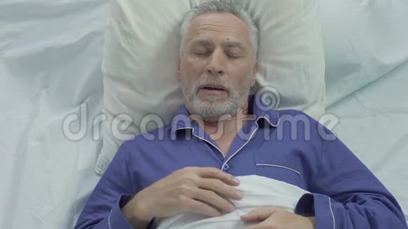 老人在床上大声打呼噜气喘吁吁年老时有睡眠问题视频的预览图