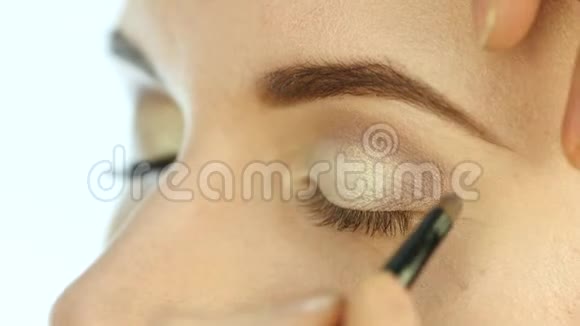 眼妆女人涂抹眼影粉画眉师用眼线来弥补女性4K视频的预览图