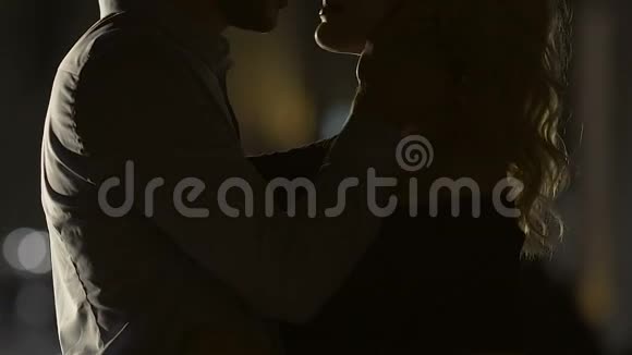 年轻男性晚上亲吻漂亮的女关系温柔约会视频的预览图
