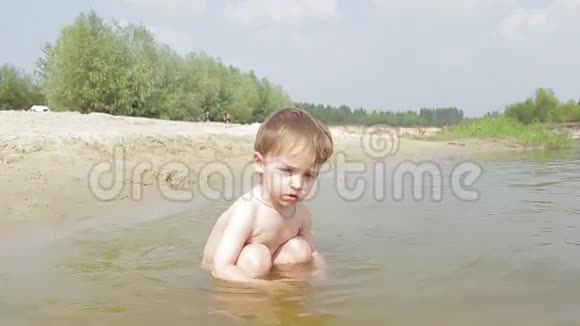 男孩在河里洗澡视频的预览图