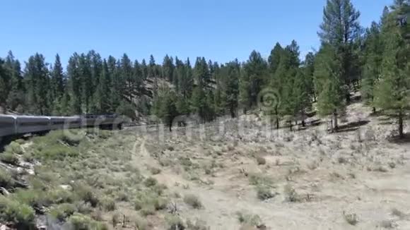 亚利桑那州大峡谷大峡谷铁路的景观因为它在轨道上做一个曲线视频的预览图