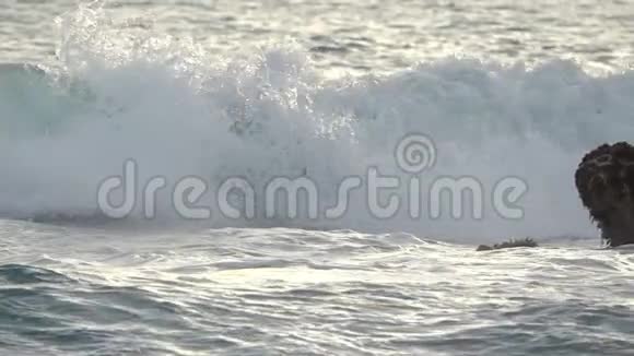 冲浪波和带藻的岩石慢动作视频的预览图