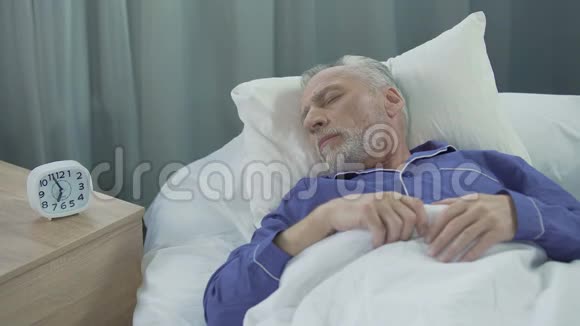 老人听到闹钟不愿醒来睡眠不足精力不足视频的预览图