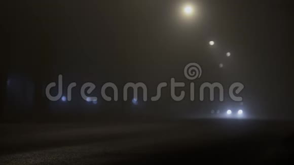 夜晚有大灯的汽车在雾中行驶在道路上由于雾霾能见度低视频的预览图