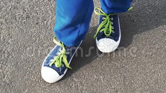 穿着沥青运动鞋的小孩的腿视频的预览图