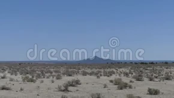 亚利桑那州大峡谷从火车窗口看到远处的一座孤山视频的预览图