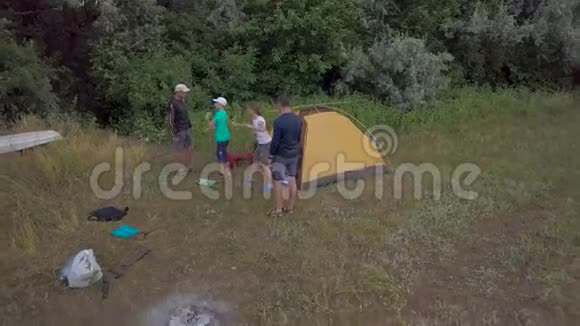 帐篷附近的游客视频的预览图