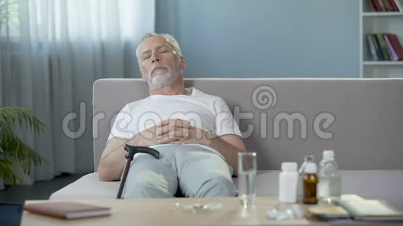 吃药后放松老人睡在家里的沙发上药物治疗视频的预览图
