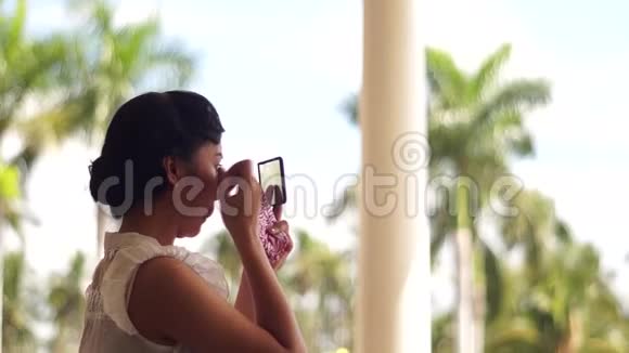 年轻女子在镜子上化妆视频的预览图