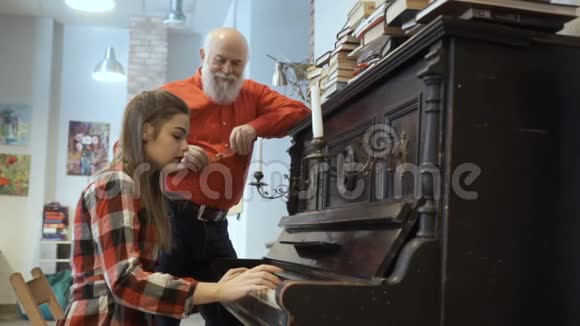 年轻女孩为祖父弹钢琴视频的预览图