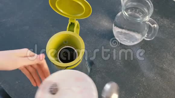 女人沏茶女人的手特写镜头把浆果放在茶壶里俯视图视频的预览图