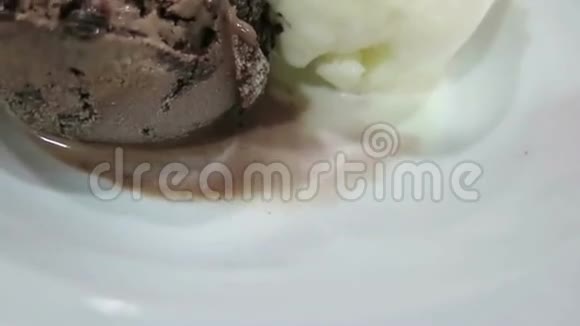 香草和甲壳类冰淇淋视频的预览图
