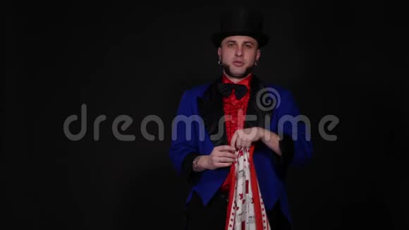 魔术师用鸽子表演魔术视频的预览图