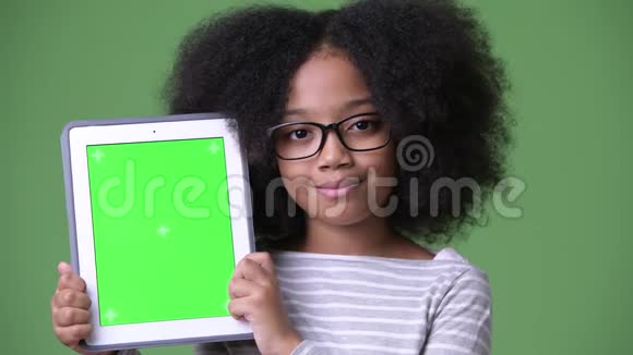 年轻可爱的非洲女孩非洲头发显示数码平板电脑摄像头视频的预览图