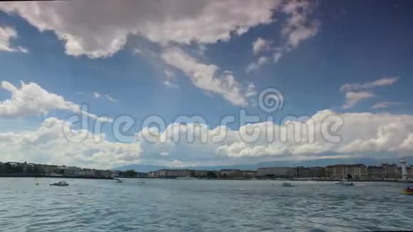 瑞士日内瓦湖上的船只和湖泊交通视频的预览图