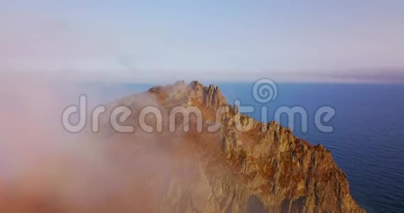 飞越Primorsky地区北部锡霍特阿林生物圈保护区的卡兰查山悬崖视频的预览图