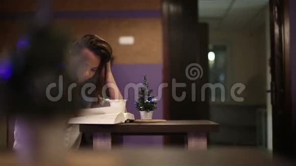 女学生在咖啡馆看书高清镜头与滑块视频的预览图
