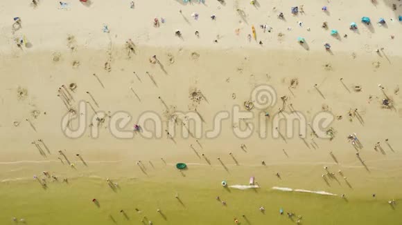 拥挤海滩的夏季空中景色视频的预览图