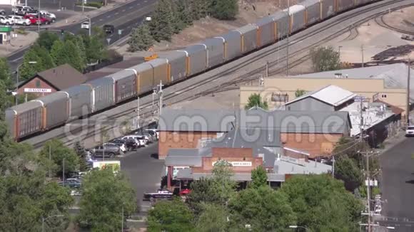 亚利桑那州弗拉格斯塔夫一列从亚利桑那州弗拉格斯塔夫过来的快速列车视频的预览图