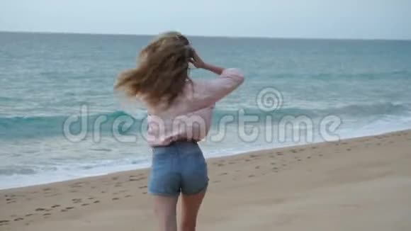 慢动作心理学家女孩在海边度假的第一天视频的预览图