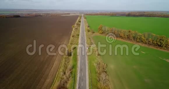 秋天的空中观景路麦田附近的乡村道路令人惊叹视频的预览图