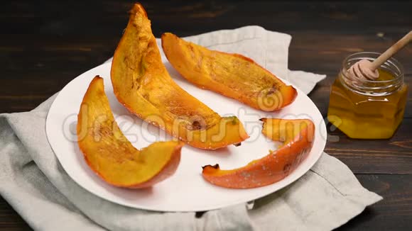 烤甜南瓜片放在白色盘子里视频的预览图