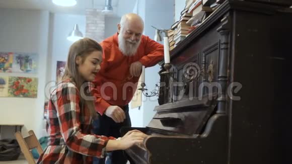 爷爷听孙女弹钢琴视频的预览图