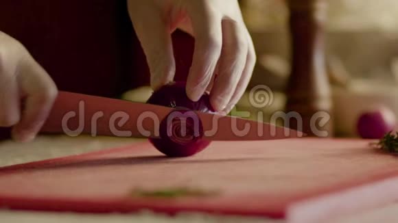 带刀红沙拉洋葱切手套厨师视频的预览图