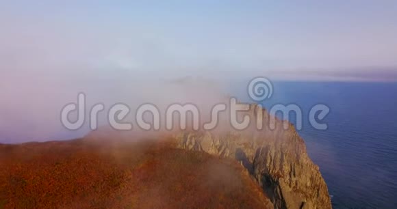 飞越Primorsky地区北部锡霍特阿林生物圈保护区的卡兰查山悬崖视频的预览图