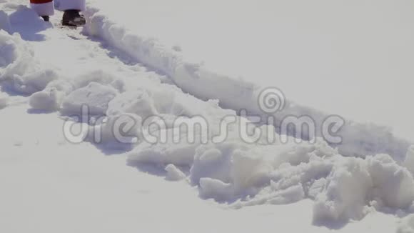 圣诞老人正沿着雪道走视频的预览图
