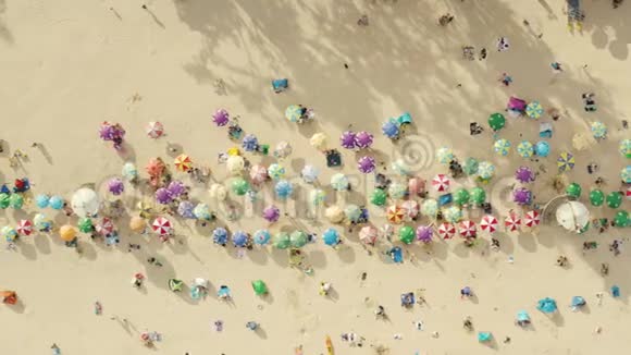拥挤海滩的夏季空中景色视频的预览图