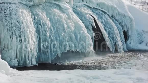 寒冷的北极雪花瀑布冰中的瀑布视频的预览图