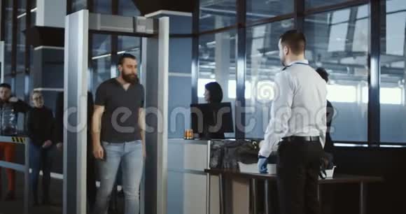 保安拍下一名男乘客视频的预览图