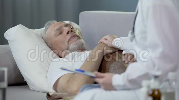 老年男性躺在床上抱怨医生头痛高温视频的预览图