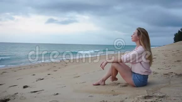 慢动作翻译年轻女子在沙滩上放松视频的预览图
