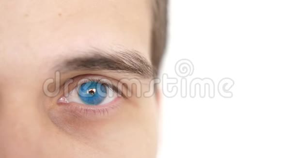男性眼睛的特写镜头一个男人的蓝眼睛看着白色背景上的相机的细节视频的预览图
