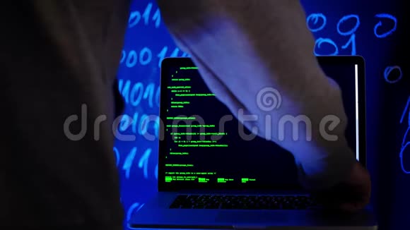 程序员开发人员黑客破坏书面代码视频的预览图