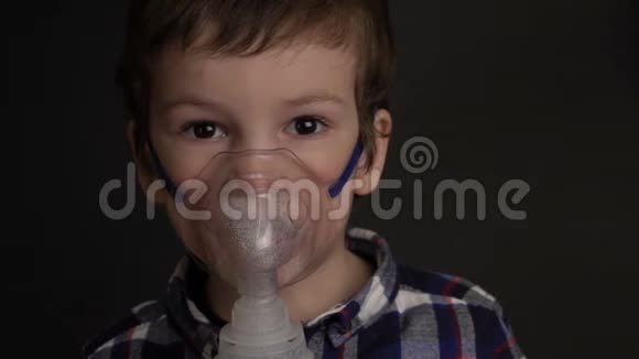 小男孩通过吸入面罩吸入视频的预览图