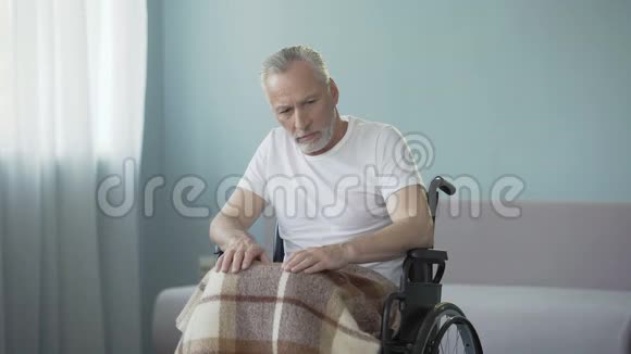 坐在轮椅上的瘫痪老人对疗养院雇员没有任何反应视频的预览图