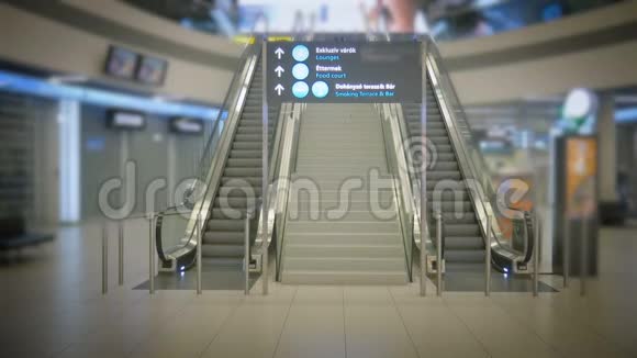夜间机场候机楼空着商场内的自动扶梯空着视频的预览图
