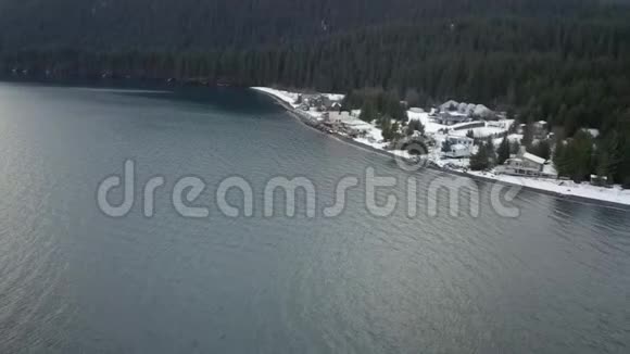 快速无人驾驶飞机飞越阿拉斯加水域视频的预览图