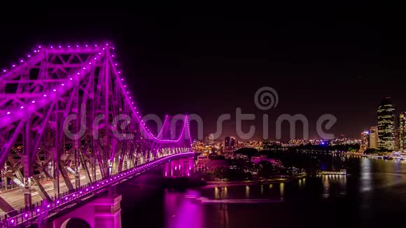 澳大利亚布里斯班故事桥夜晚有河流和建筑物视频的预览图