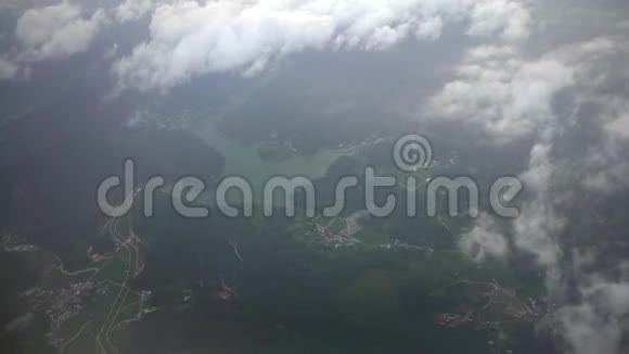 4韩国云上的釜山都市之鸟瞰图视频的预览图