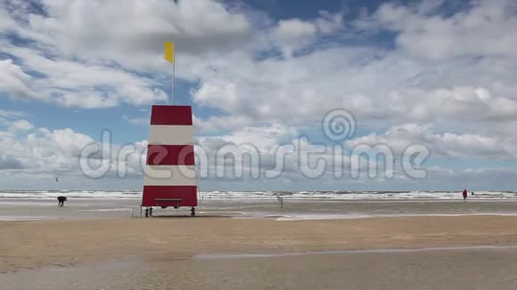 大雨过后在惊人的加尔各答海滩上的灯塔视频的预览图