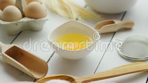 碗周围有蛋黄的用具和配料视频的预览图