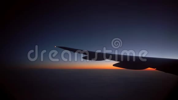 4K精彩的黄昏透过飞机窗空中旅行视频的预览图